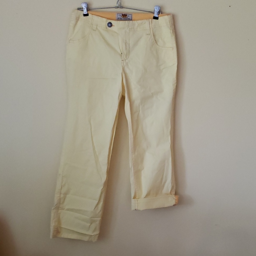 Summer yellow crisp cotton capris pants. NWOT